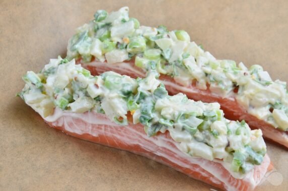 Филе лосося с майонезом, чесноком и зеленью в духовке – фото приготовления рецепта, шаг 5