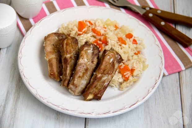Свинячі реберця з рисом в духовці – простий і смачний рецепт з фото (покроково)