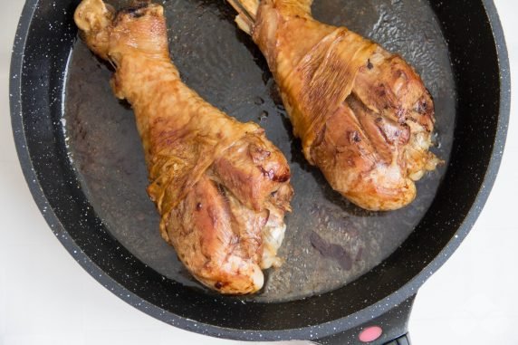 Жареная голень индейки – фото приготовления рецепта, шаг 6