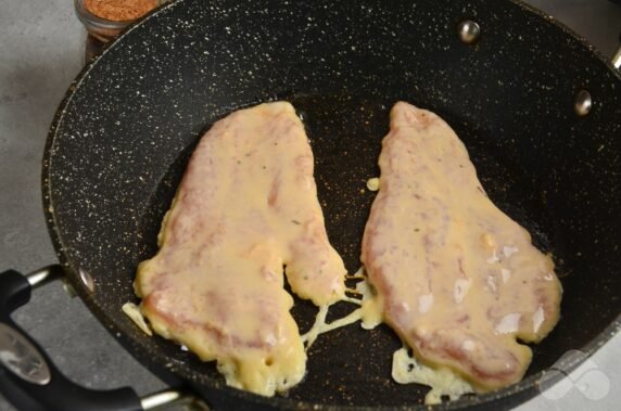 Куриные отбивные в майонезе на сковороде – фото приготовления рецепта, шаг 5