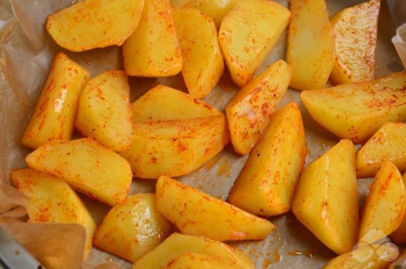Картошка по-деревенски с паприкой в духовке – фото приготовления рецепта, шаг 3