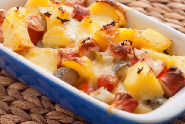 Картопляна запіканка з сосисками і маринованими огірками – простий і смачний рецепт, як приготувати покроково