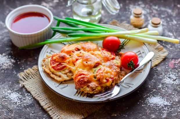 Запеченные отбивные из курицы с кабачками, помидорами черри и сыром