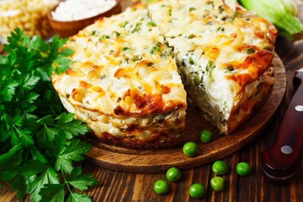 Творожная запеканка с макаронами и зеленым горошком