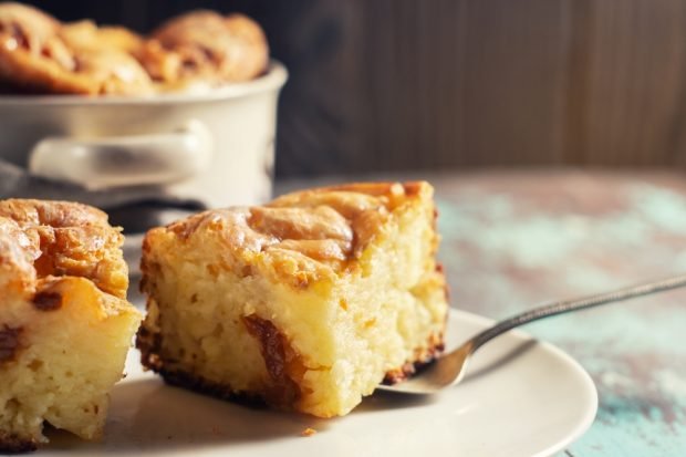 Творожная запеканка с яблоками и изюмом на сковороде