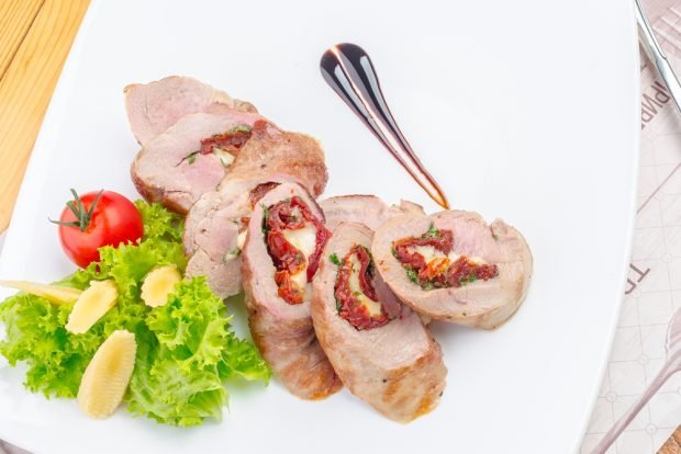Рулет зі свинини з томатами – простий і смачний рецепт, як приготувати покроково