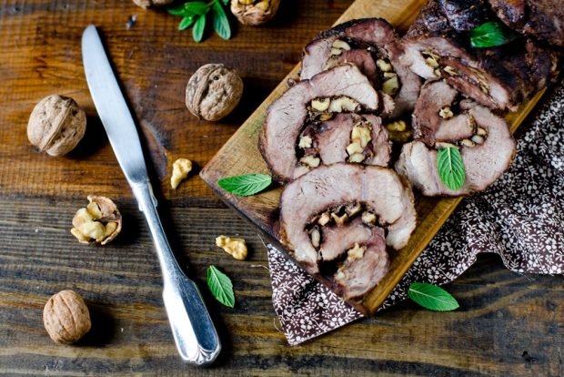 Рулет зі свинини з волоськими горіхами – простий і смачний рецепт, як приготувати покроково