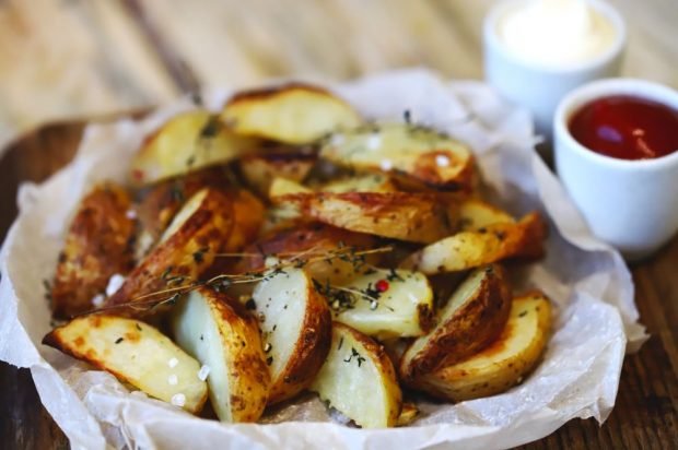 Картопля по-селянськи, запечена у фользі – простий і смачний рецепт, як приготувати покроково