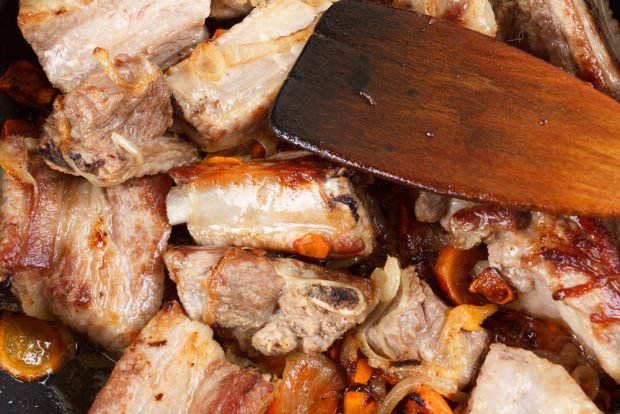 Свинячі реберця з цибулею і морквою на сковороді – простий і смачний рецепт, як приготувати покроково