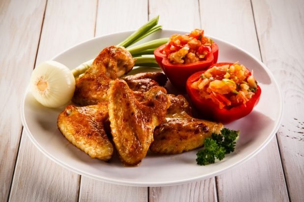 Курячі крильця, запечені в соусі з гірчиці, сметани і спецій – простий і смачний рецепт, як приготувати покроково