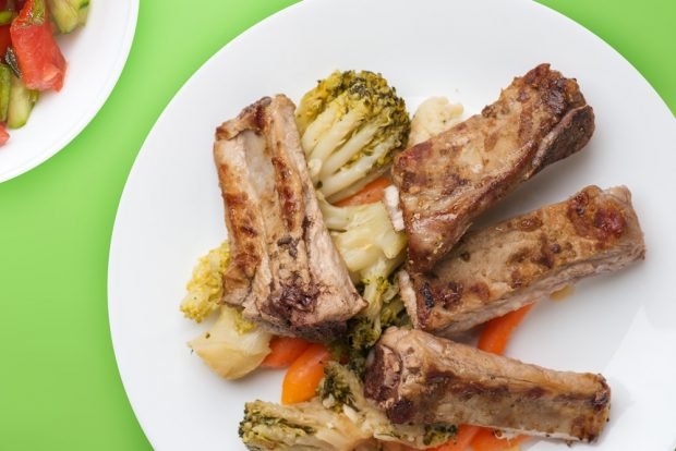 Свинячі реберця з овочами на сковороді – простий і смачний рецепт, як приготувати покроково