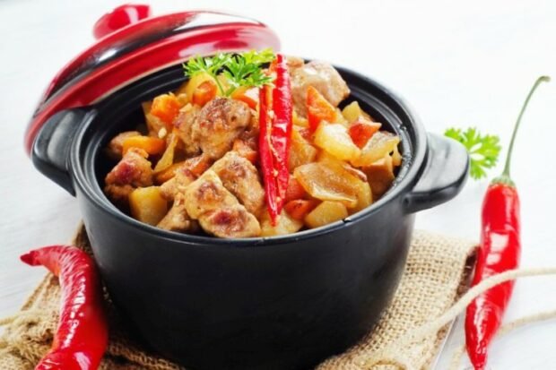 Пікантне рагу зі свинини і овочів в горщиках – простий і смачний рецепт, як приготувати покроково