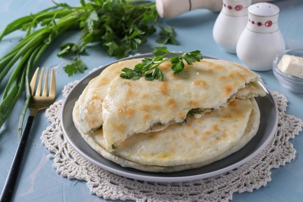 Хачапури с брынзой и зеленым луком на сковороде