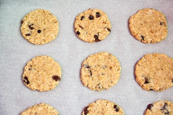 Овсяное печенье с изюмом и орехами – фото приготовления рецепта, шаг 7