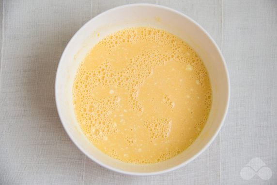 Шарлотка из творога и яблок – фото приготовления рецепта, шаг 2