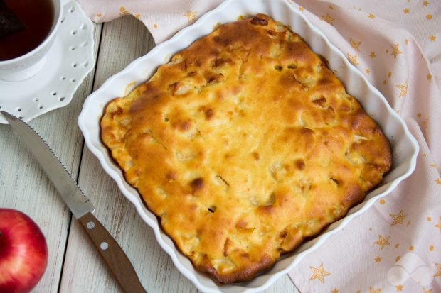 Шарлотка из творога и яблок
