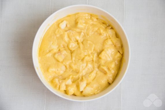 Шарлотка из творога и яблок – фото приготовления рецепта, шаг 5