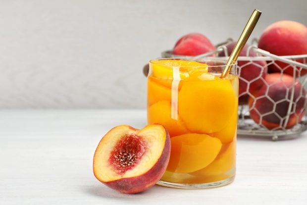 Зимовий компот з персиків – простий і смачний рецепт, як приготувати покроково
