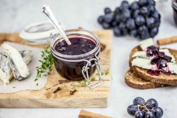 Варенье из черного винограда с косточками