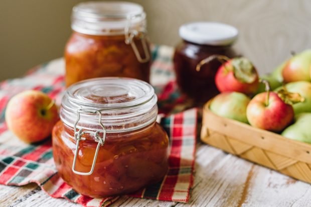 Яблочное варенье с корицей и грецкими орехами