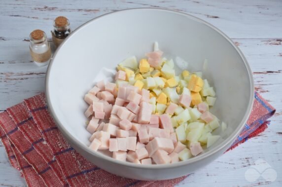Салат с ветчиной, яйцом и сыром – фото приготовления рецепта, шаг 1