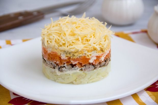 Листковий салат зі шпротами – простий і смачний рецепт з фото (покроково)