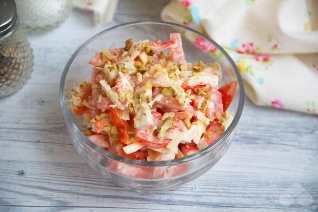 Крабовий салат з помідорами і волоськими горіхами – простий і смачний рецепт з фото (покроково)