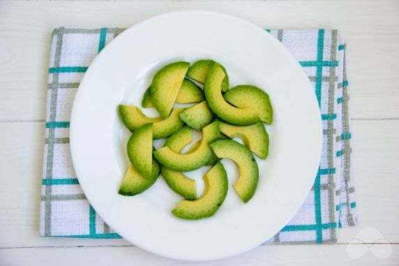 Салат с лососем и авокадо – фото приготовления рецепта, шаг 1