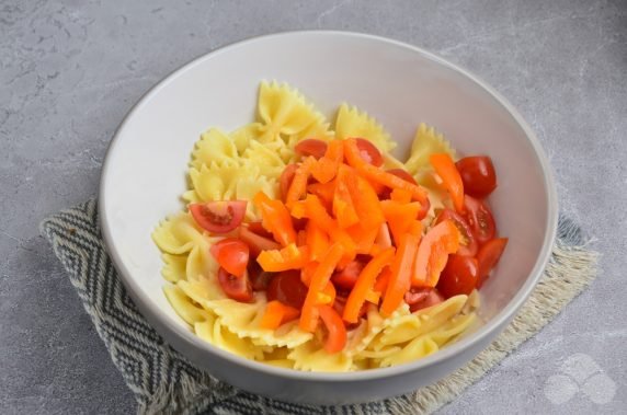 Салат с пастой, овощами и оливками – фото приготовления рецепта, шаг 2