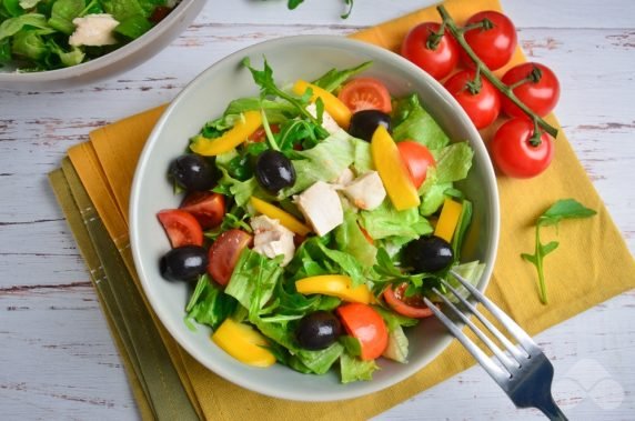 Диетический салат с курицей и маслинами – фото приготовления рецепта, шаг 4