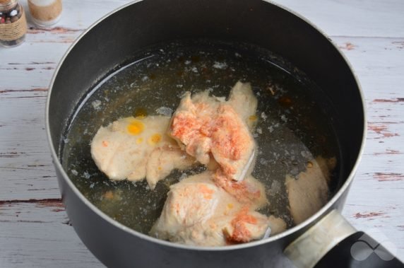 Диетический салат с курицей и маслинами – фото приготовления рецепта, шаг 1