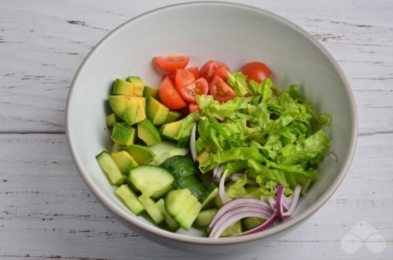 Салат с рыбными консервами и авокадо – фото приготовления рецепта, шаг 1