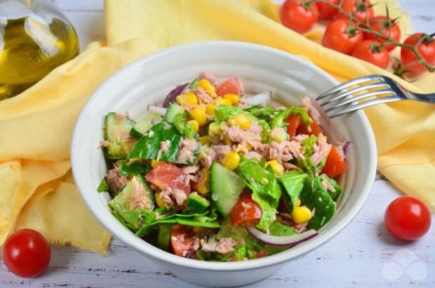 Салат з рибними консервами і авокадо – простий і смачний рецепт з фото (покроково)