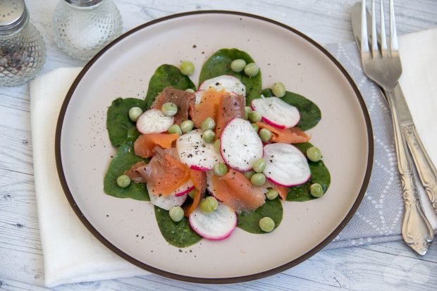 Салат з червоною рибою, шпинатом, редискою і зеленим горошком – простий і смачний рецепт з фото (покроково)