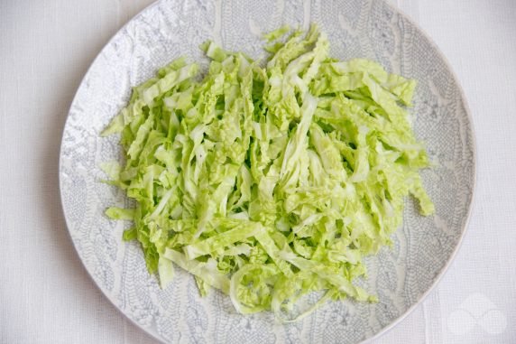 Салат с крабовыми палочками и пекинской капустой – фото приготовления рецепта, шаг 2