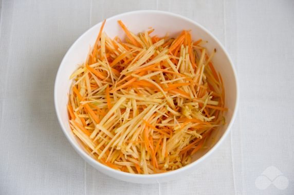 Салат с репой, морковью и яблоком – фото приготовления рецепта, шаг 2
