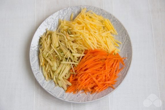 Салат с репой, морковью и яблоком – фото приготовления рецепта, шаг 1