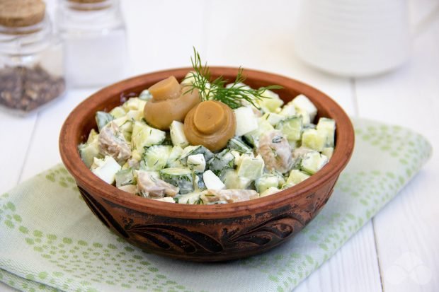 Салат з огірками і маринованими грибами – простий і смачний рецепт з фото (покроково)
