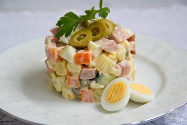 Олів'є з докторською ковбасою і перепелиними яйцями – простий і смачний рецепт з фото (покроково)