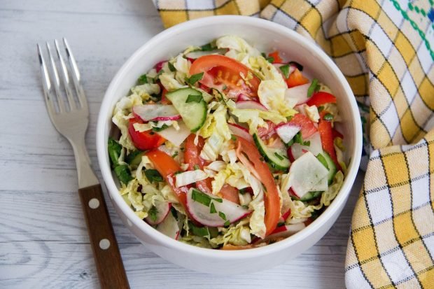 Свіжий салат з пекінською капустою і редискою – простий і смачний рецепт з фото (покроково)