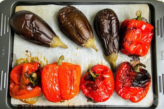 Айвар по-сербски с баклажанами на зиму – фото приготовления рецепта, шаг 1