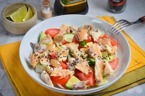 Салат з копченою скумбрією і овочами – простий і смачний рецепт з фото (покроково)