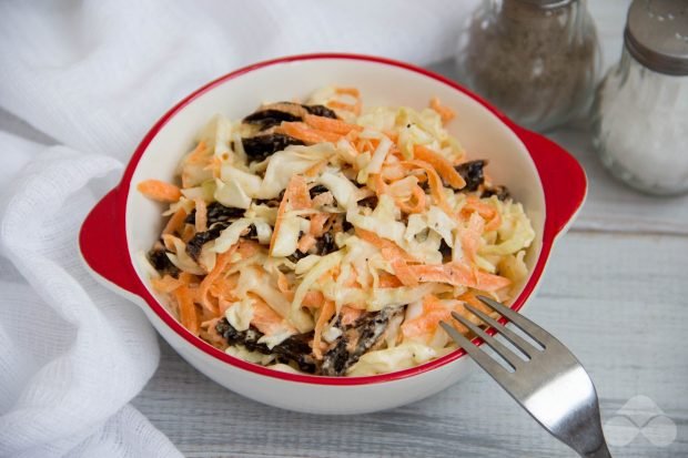 Салат зі свіжої капусти з чорносливом і майонезом – простий і смачний рецепт з фото (покроково)